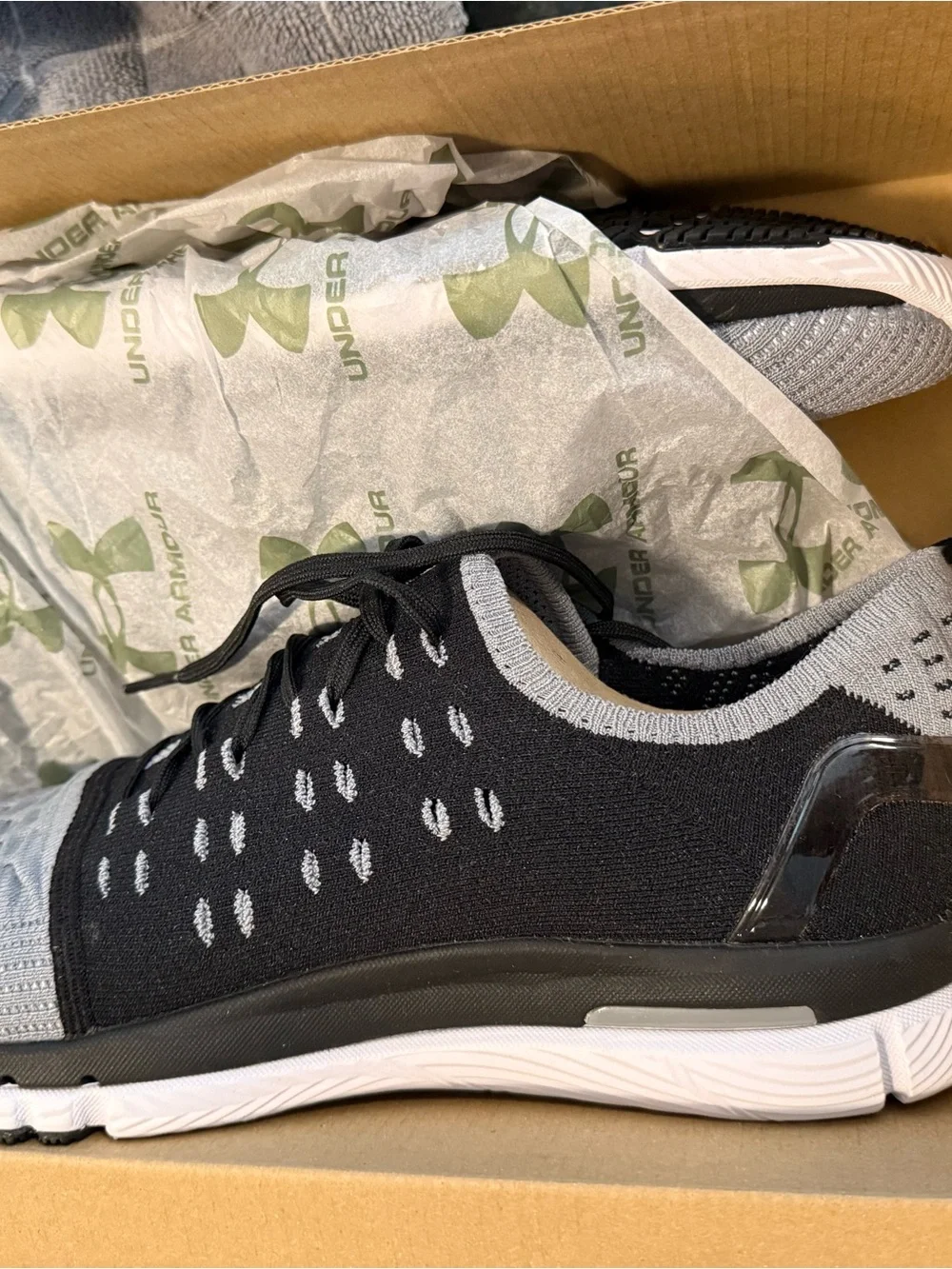 Under Armour Black and White UA Speedform Slingshot Box - Picture 3 of 5